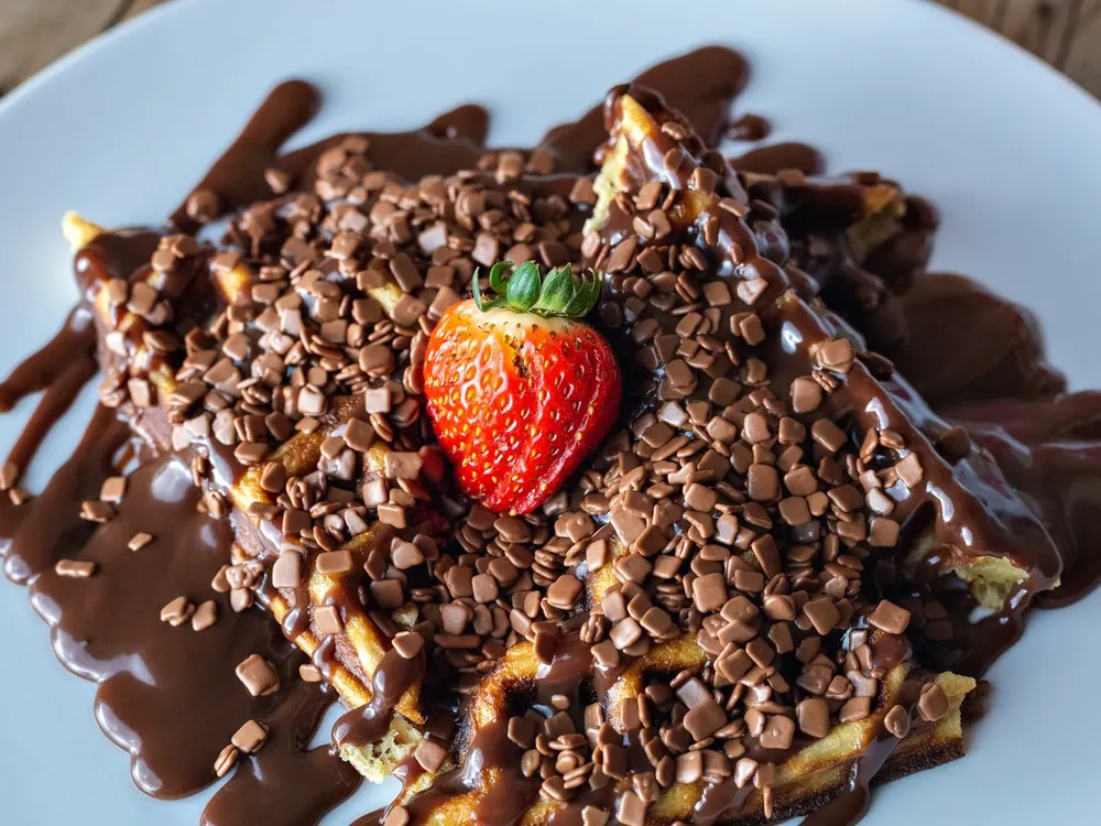 Une gaufre nappée de chocolat fondu.