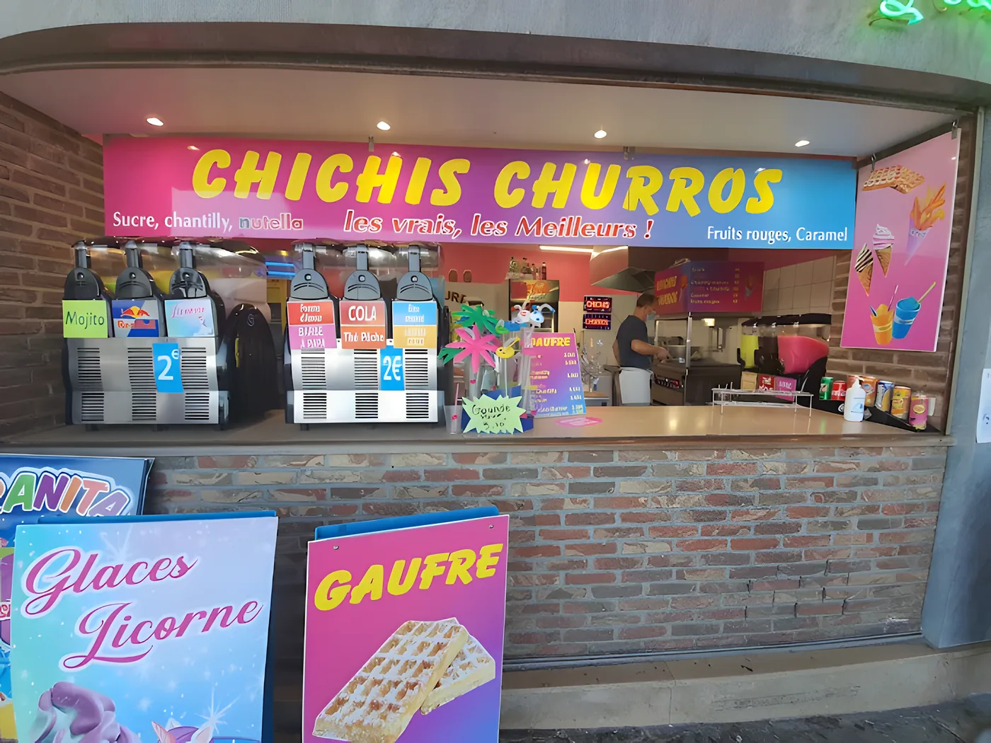 Le comptoir du stand : enseigne Chichis Churros et machines à granita.