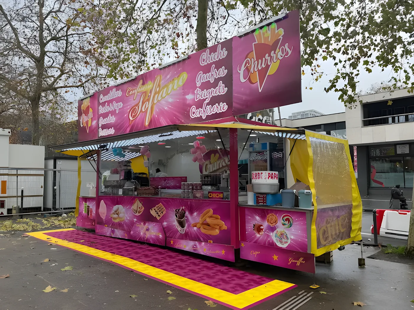 La remorque Confiserie Sofiane installée sous les arbres.